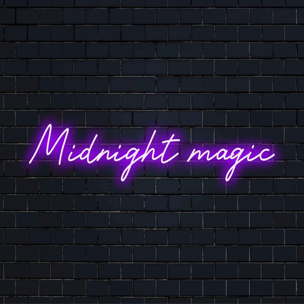 Midnight Magic -niminen LED-valokyltti, joka kiteyttää käsityötaidon mittatilaustyönä valmistettuun neonseinätaiteeseen.