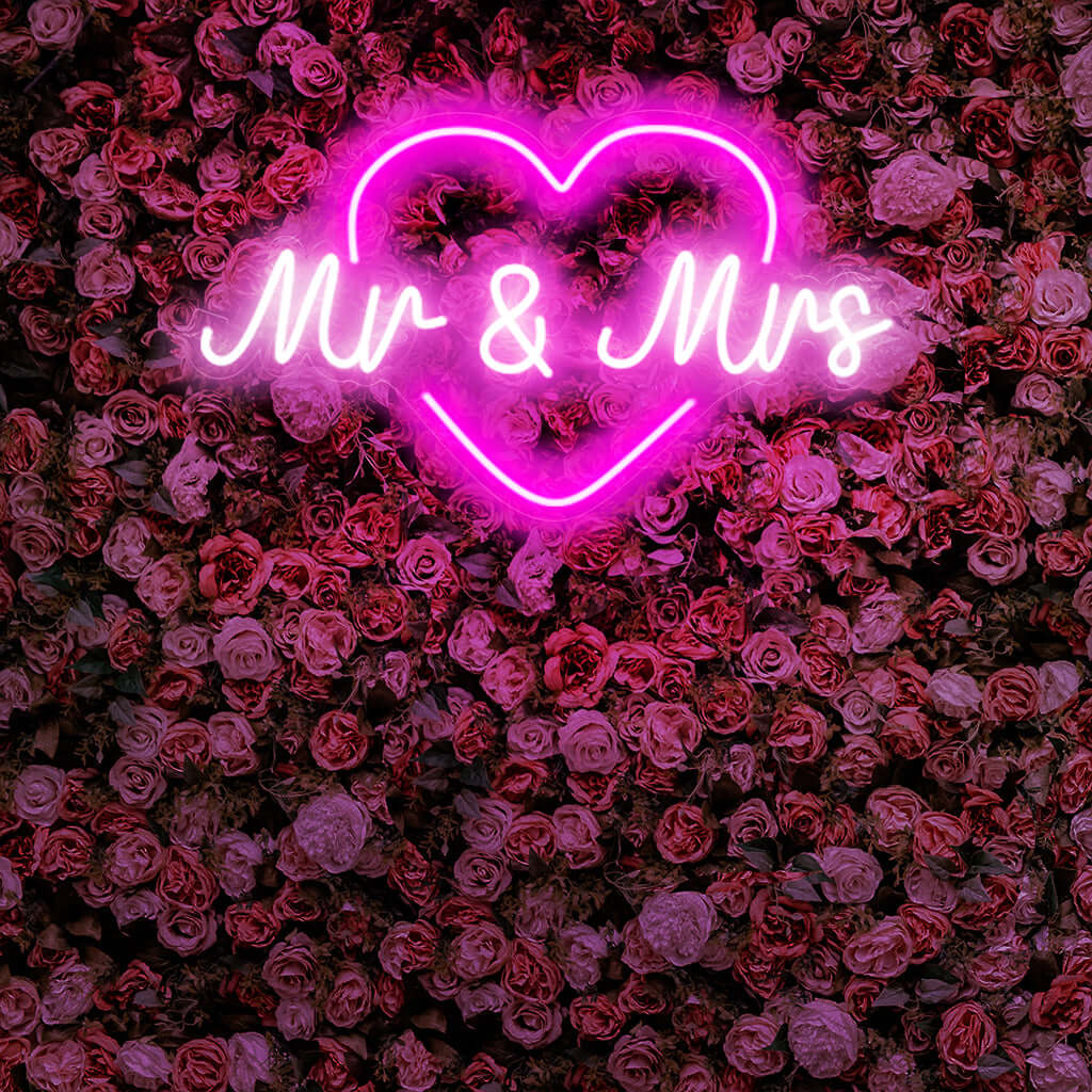 "Mr & Mrs With Heart Neon Sign" on romanttinen ja juhlava lisäys, joka sopii täydellisesti tiloihin, joissa muistetaan rakkautta ja kumppanuutta. Valaise avioliiton lämmöllä!