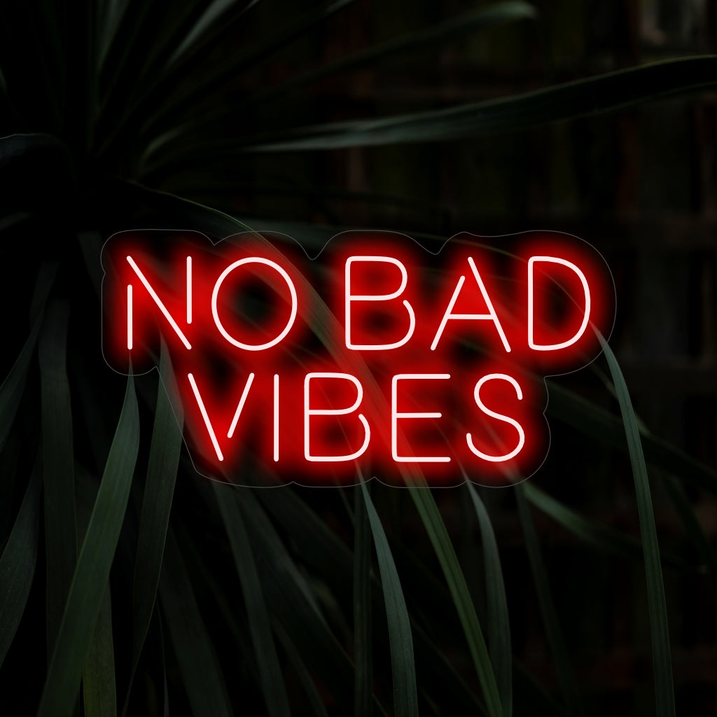 "No Bad Vibes Neon Sign" on trendikäs ja kohottava lisäys, joka sopii täydellisesti positiivisuutta ja hyvää energiaa edistäviin tiloihin. Valaise vain hyvillä fiiliksillä!