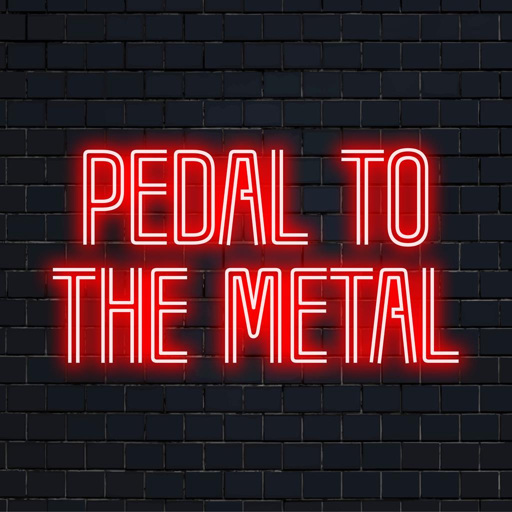 Eloisa mittatilaustyönä valmistettu LED-valokyltti nimeltä Pedal To The Metal; täydellinen eloisaan sisustukseen, jossa yhdistyvät taide ja valaistus.