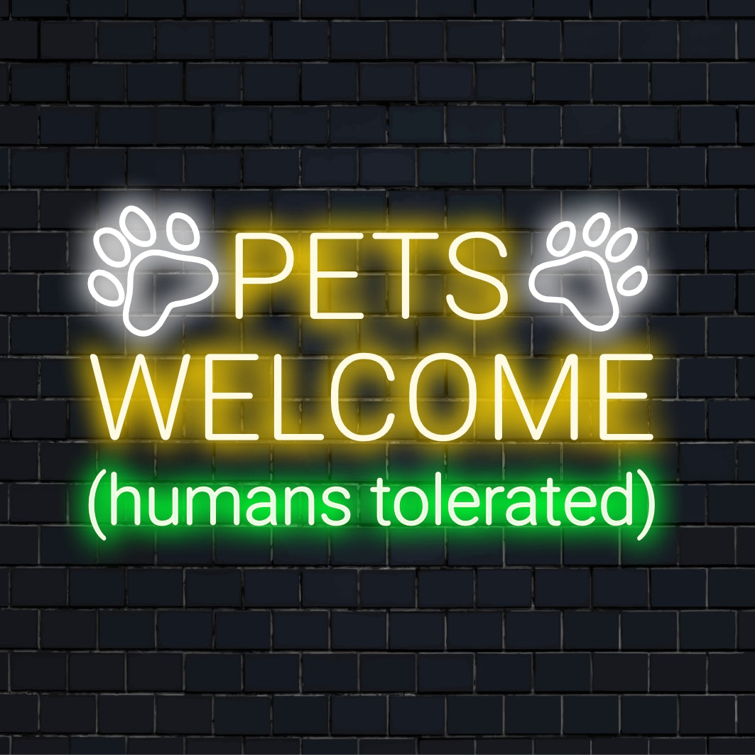 LED-valokyltti tekstillä Pets Welcome People Tolerated, ainutlaatuinen neontaideteos, joka on täydellinen lemmikkien ystäville.
