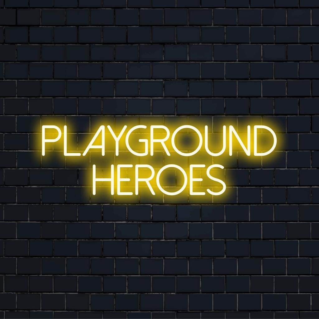 Mukautettu LED-kyltti nimeltä Playground Heroes, jossa on yksilöllinen neonsisustus, joka sopii täydellisesti eloisaan huoneen tunnelmaan.