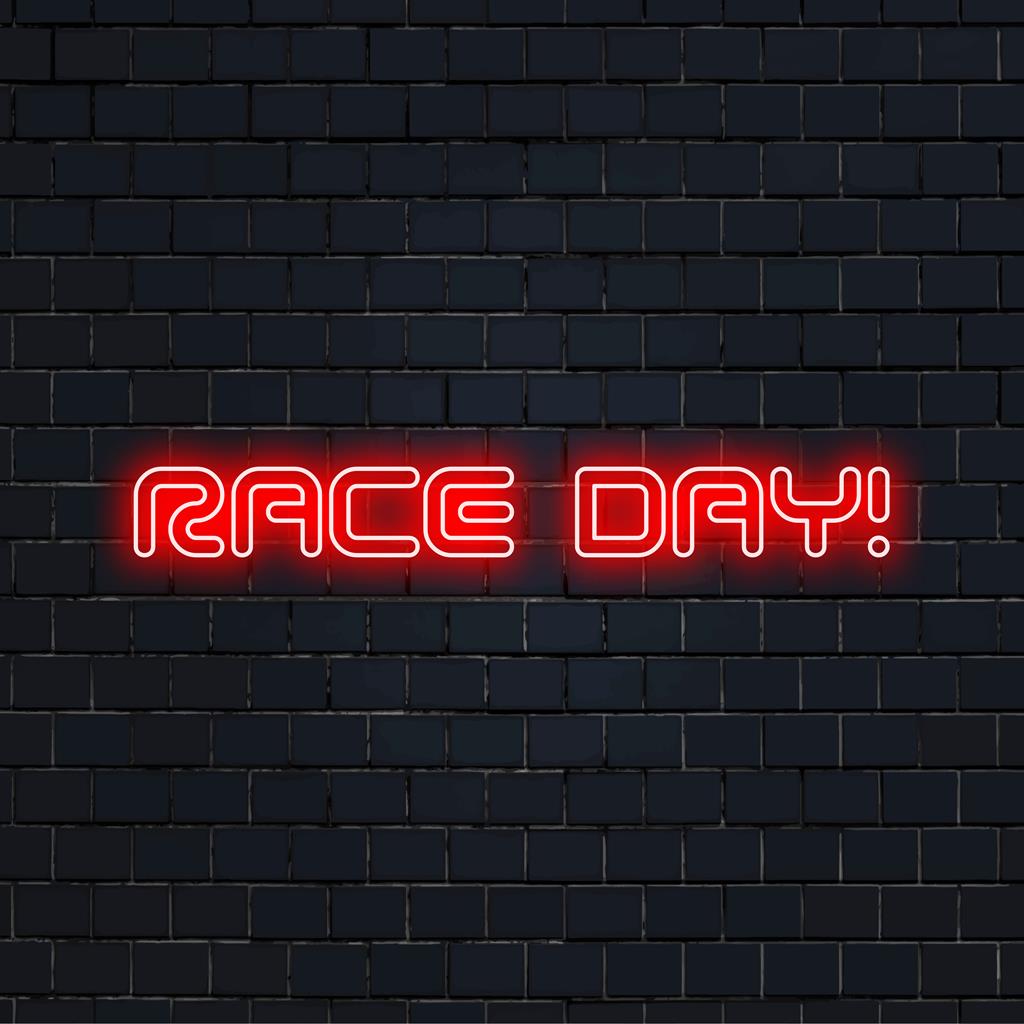LED-valokyltti lukee Race Day! eloisilla väreillä, täydellinen henkilökohtainen sisustus moottoriurheilun harrastajille ja tapahtumille.