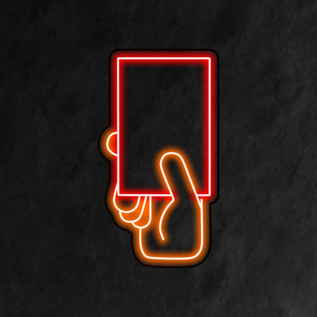 "Referee Holding A Red Card Neon Sign" kuvaa voimakasta hetkeä, joka lisää rohkean ja kilpailukykyisen silauksen urheiluaiheiseen sisustukseen."
