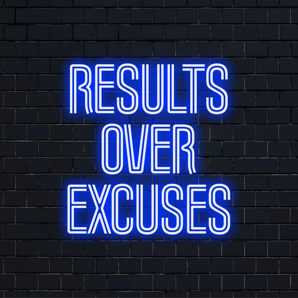 Mukautettu LED-neonkyltti, joka valaisee lauseen Results Over Excuses, eloisa neonseinätaide motivoivaan sisustukseen.