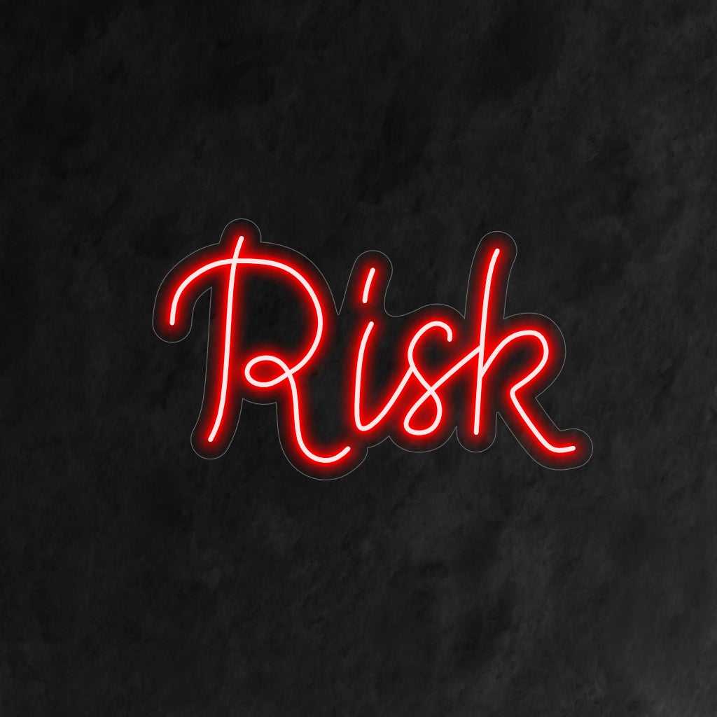 "Risk Neon Sign" valaisee rohkeasti sanan "Risk" ja lisää tilaan seikkailun tunnetta ja rohkeaa henkeä."