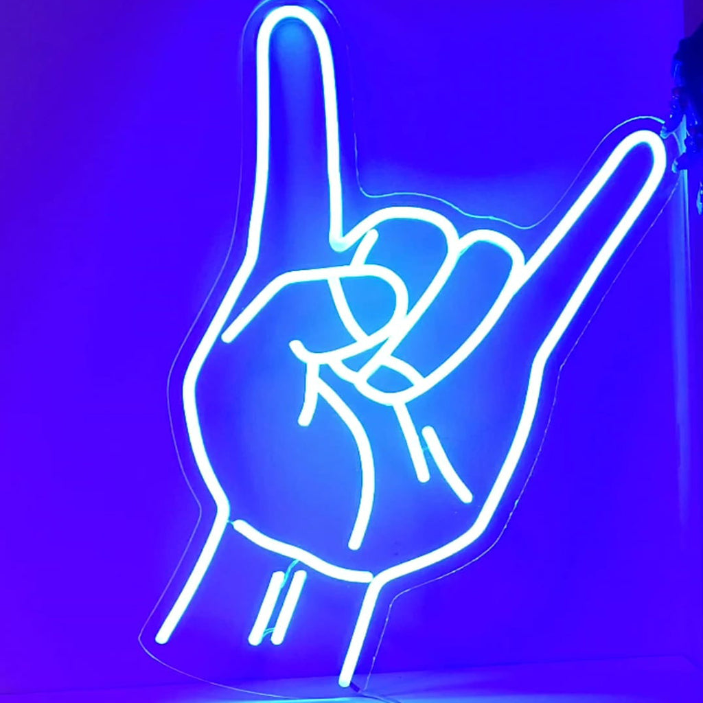 "Rock Hand Neon Sign" vangitsee kapinallisen hengen ikonisella elellään ja lisää tilaan ärtyisä ja tyylikäs musiikillinen tunnelma."