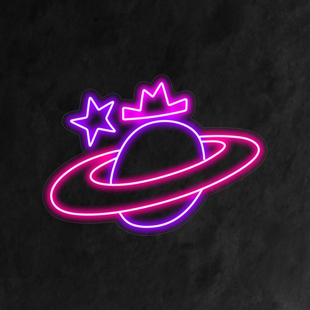 "Saturn with Star and Crown Neon Sign" on taiteellinen ja taivaallinen lisä sisustukseen. Neonvalo, jossa yhdistyvät Saturnuksen elementit, tähdet ja kruunu kiehtovaan muotoiluun.