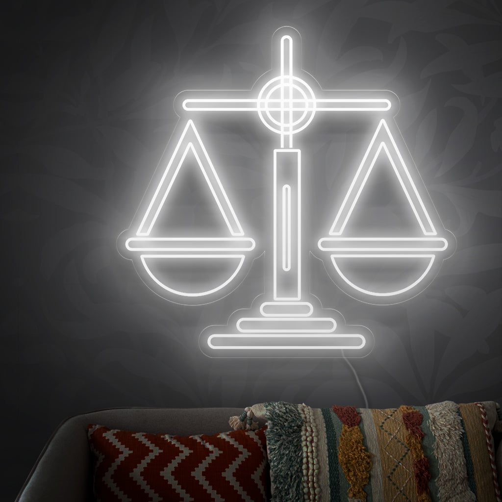 "Scales Neon Sign" symboloi tasapainoa ja oikeudenmukaisuutta luoden hienostunutta ja harmonista hehkua tilaan ja lisäämällä eleganttia silausta sisustukseen.