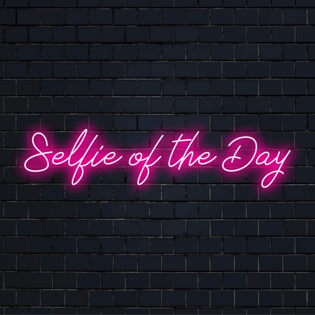 Eloisa mukautettu LED-valokyltti, jossa näkyy "Selfie Of The Day", joka on ihanteellinen lisäämään modernia ja persoonallista ilmettä mihin tahansa tilaan.