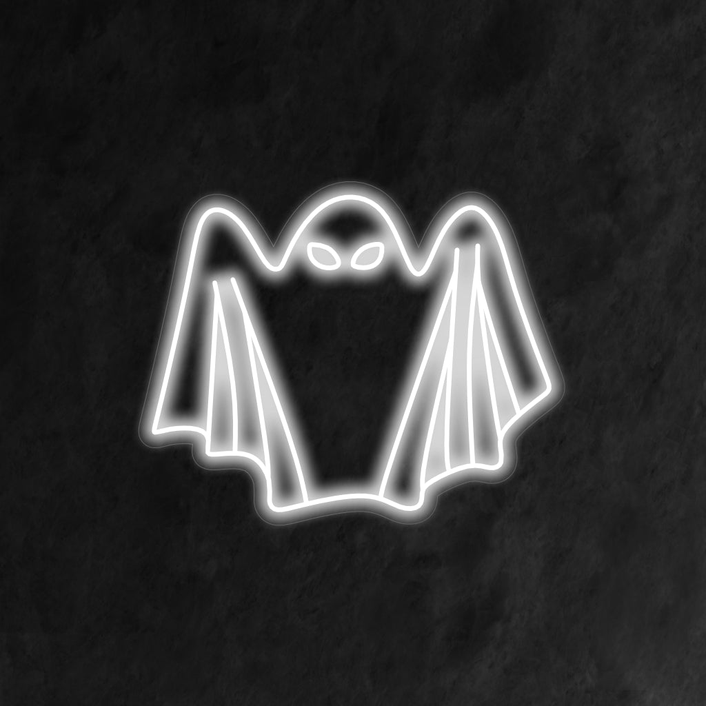 "Sheet Ghost Neon Sign" tuo leikkisän ja pelottavan tunnelman klassisella kummitussiluettillaan valaiseen tilasi juhlavalla ja aavemaisella hehkulla.