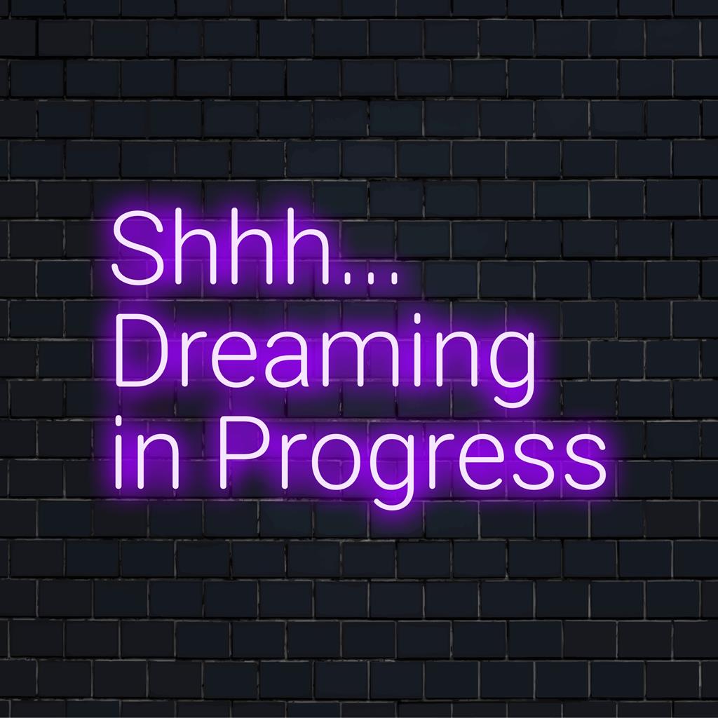 Mukautettu LED-valokyltti, jossa näkyy Shhh... Dreaming In Progress, täydellinen ainutlaatuiseen neonvalosisustukseen missä tahansa tilassa.