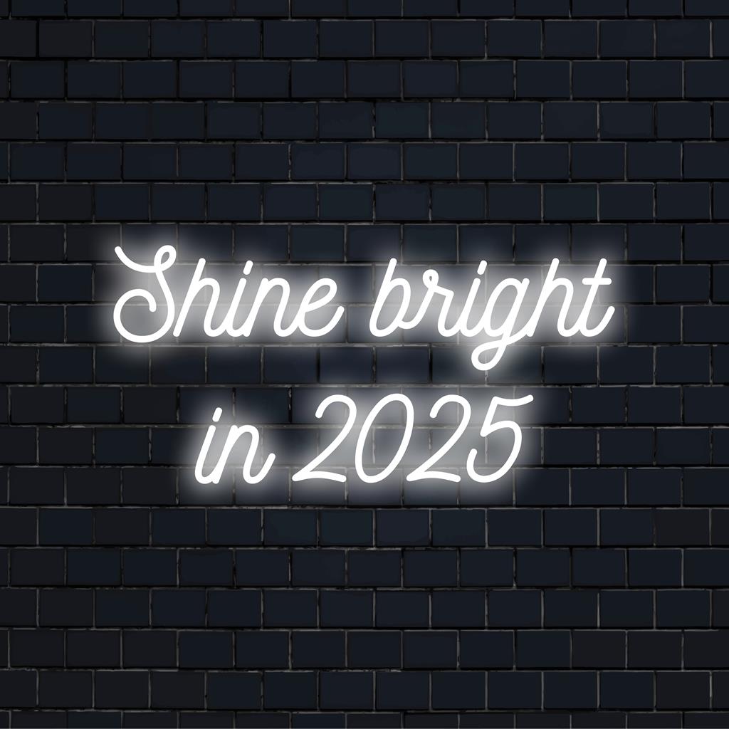 LED-valokyltti, jossa lukee Shine Bright In 2025, ihanteellinen inspiroivaksi neontaiteeksi kodin tai toimiston sisustukseen. Mittatilaustyönä tehty loisto.