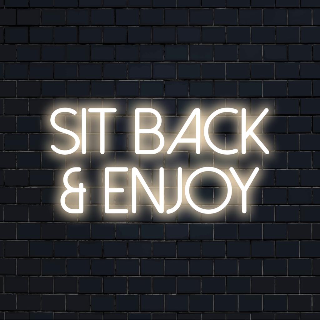 Mukautettu LED-valokyltti, jossa lukee Istu alas ja nauti kirkkaissa väreissä, jotka ovat täydellinen rentoutumis- ja oleskelutilojen parantamiseen.