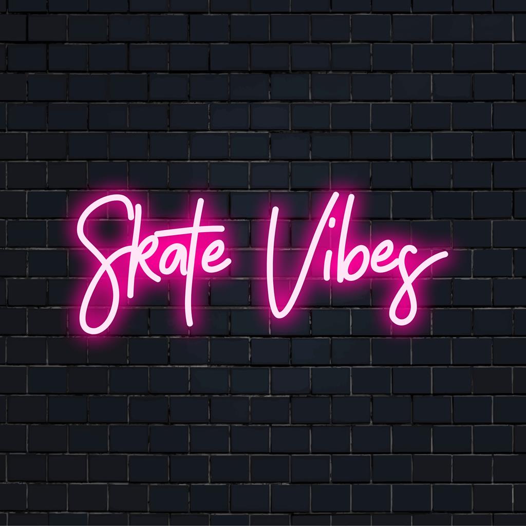 Värikäs Skate Vibes LED-valokyltti modernilla käsikirjoituksella. Ihanteellinen energisoivaan seinäkoristeeseen ja luo luonnetta mihin tahansa tilaan.