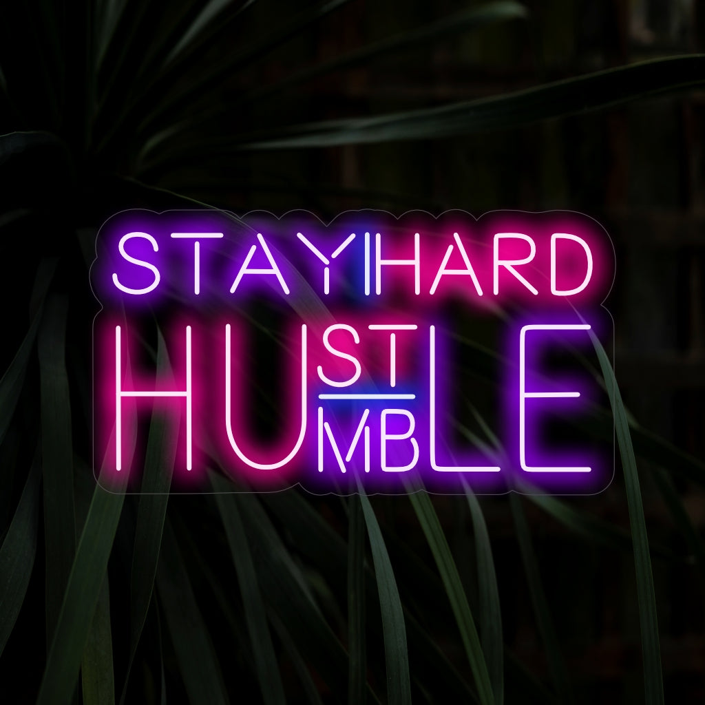 "Stay Humble Hustle Hard Neon Sign" säteilee motivaatiota hehkuvalla mantrallaan luoden ilmapiirin, joka kannustaa sekä nöyryyteen että kovaan työhön tilassasi.