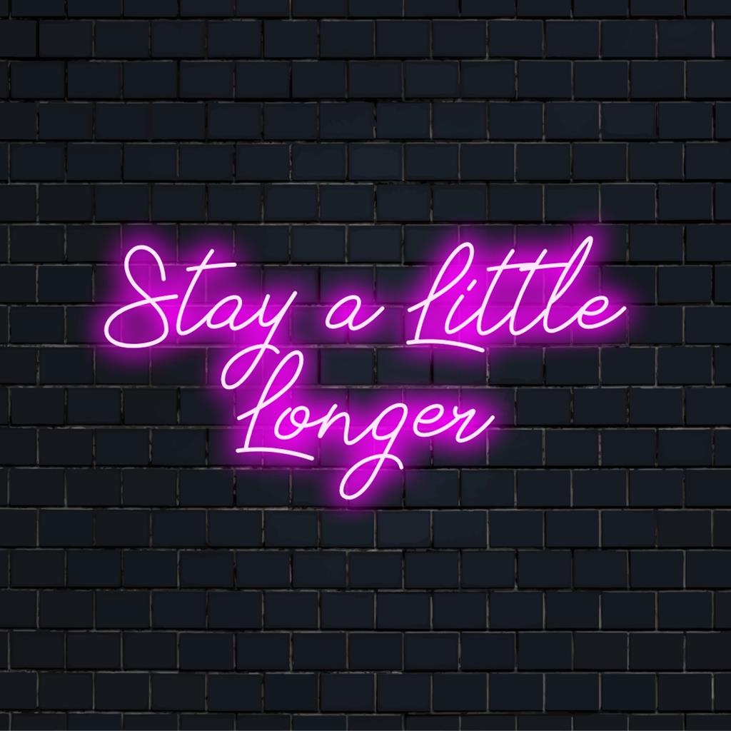 Mittatilaustyönä valmistettu LED-valokyltti, jossa lukee Pysy vähän kauemmin; täydellinen neonseinätaide lisäämään persoonallisuutta mihin tahansa tilaan.