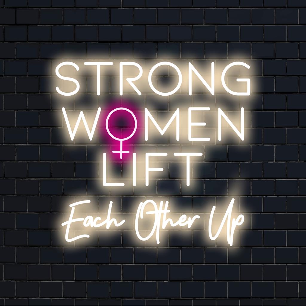 Mittatilaustyönä valmistettu LED-valokyltti, jossa on teksti Strong Women Lift Other Up tyylikkäällä tekstillä, täydellinen moderniin sisustukseen.