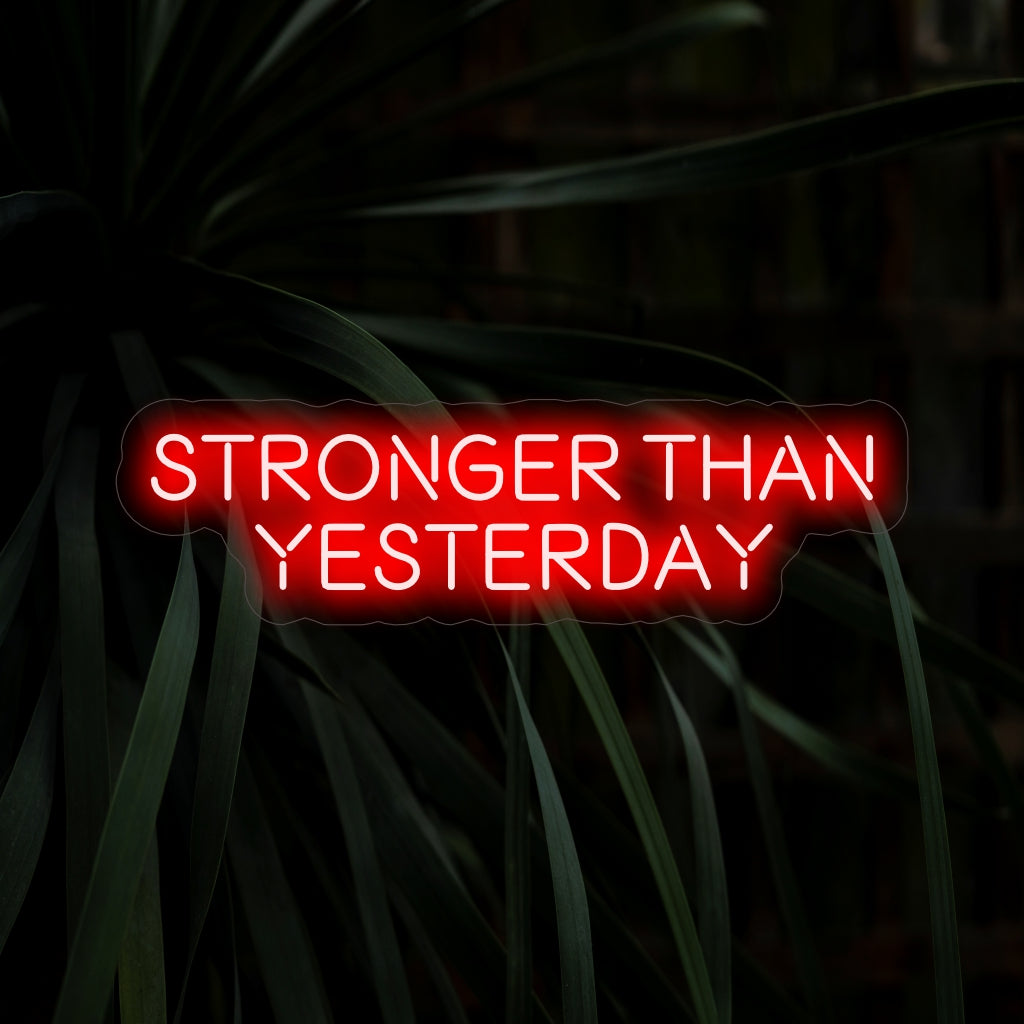 "Stronger Than Yesterday Neon Sign" säteilee voimaantumista kimmoisalla mantrallaan, luo rohkean hehkun ja luo ilmapiirin, joka rohkaisee voimaa ja sinnikkyyttä tilaan.