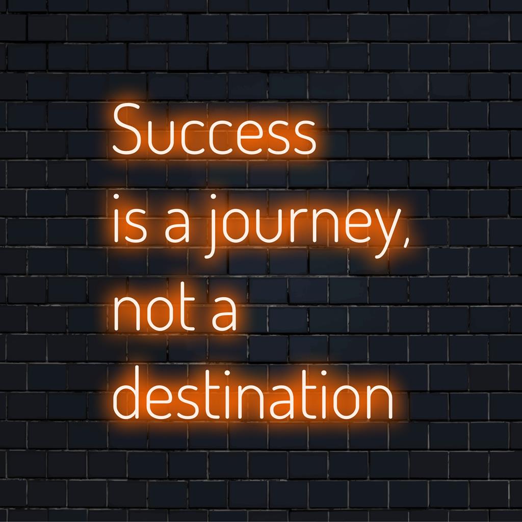 Mittatilaustyönä valmistettu LED-valokyltti, jossa on inspiroiva lause: Success Is A Journey, Not A Destination. Täydellinen mihin tahansa motivoivaan sisustukseen.