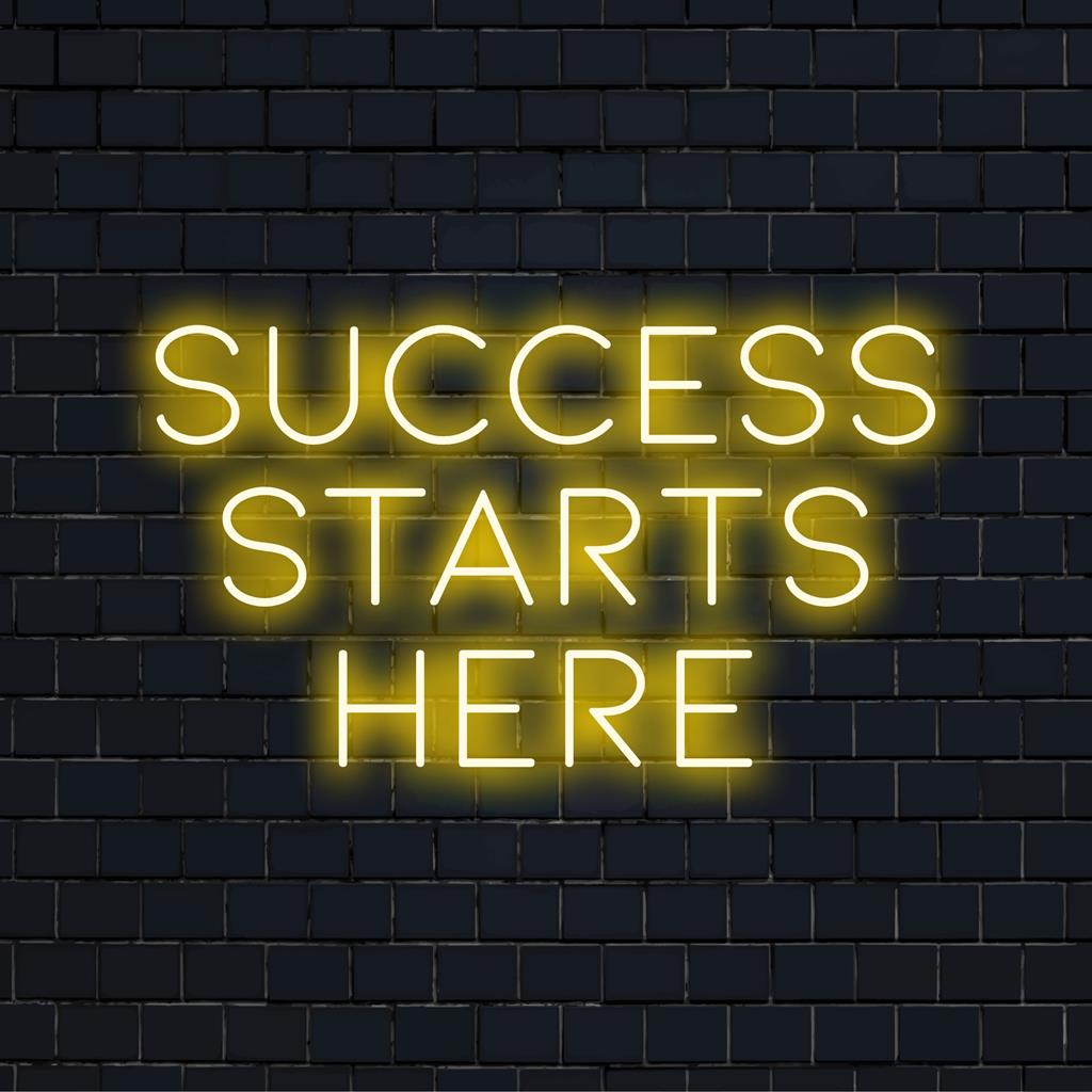 LED-valokyltti, jossa näkyy Success Stars Here 2 hehkuva sinivalkoinen LED-valo, joka sopii täydellisesti eloisaan neonseinien sisustukseen.