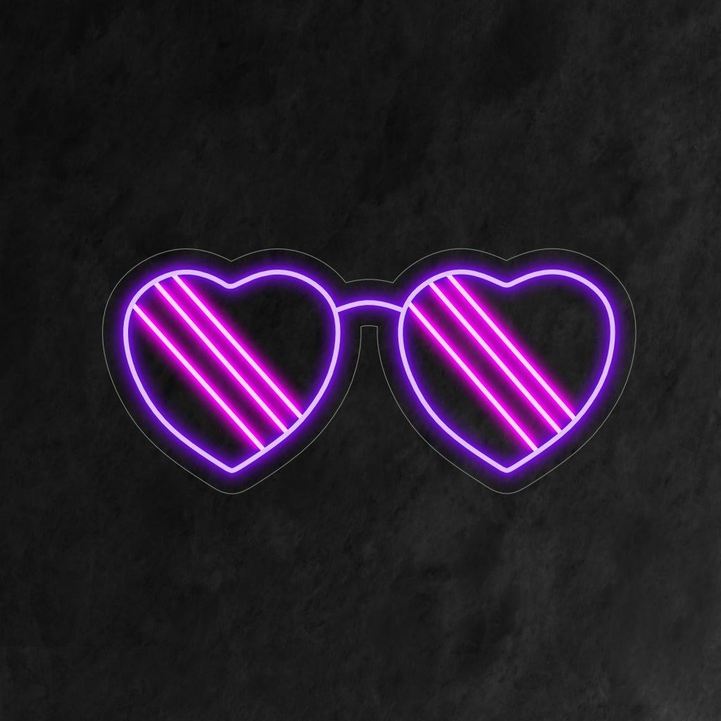 "Heart-Shaped Sunglasses Neon Sign" yhdistää romantiikkaa ja tyyliä tyylikkääseen muotoiluun luoden ainutlaatuisen hehkun, joka kohottaa tilan tunnelmaa.
