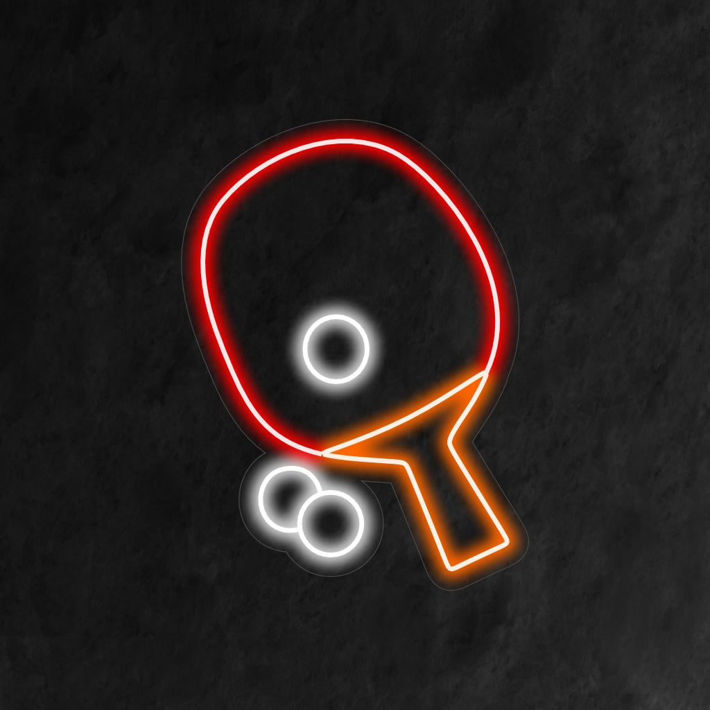 "Table Tennis Racket and Balls Neon Sign" tuo urheilullisen tunnelman dynaamisella suunnittelullaan ja luo energisen hehkun, joka vangitsee pelin jännityksen ja hauskuuden tilassasi.