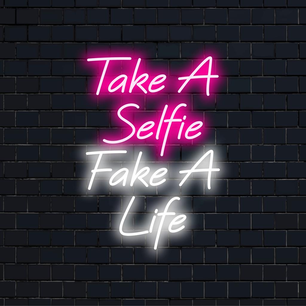 Eloisa Take A Selfie Take A Life mittatilaustyönä valmistettu LED-valokylttisuunnittelu, täydellinen neontekstitaide ja vaalea sisustus.