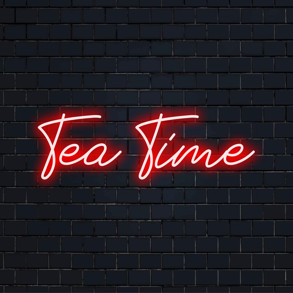 LED-neonkyltti, jossa on kirkas Tea Time -teksti, joka sopii täydellisesti kodikkaaseen sisustukseen; yhdistää neonlainaustaidetta ja graafisen suunnittelun elementtejä.
