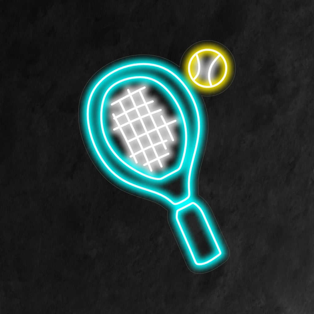 "Tennis Racket and Ball Neon Sign" tuo urheilullisen tunnelman dynaamisella muotoilullaan ja luo energisen hehkun, joka vangitsee pelin jännityksen ja hauskuuden tilassasi.