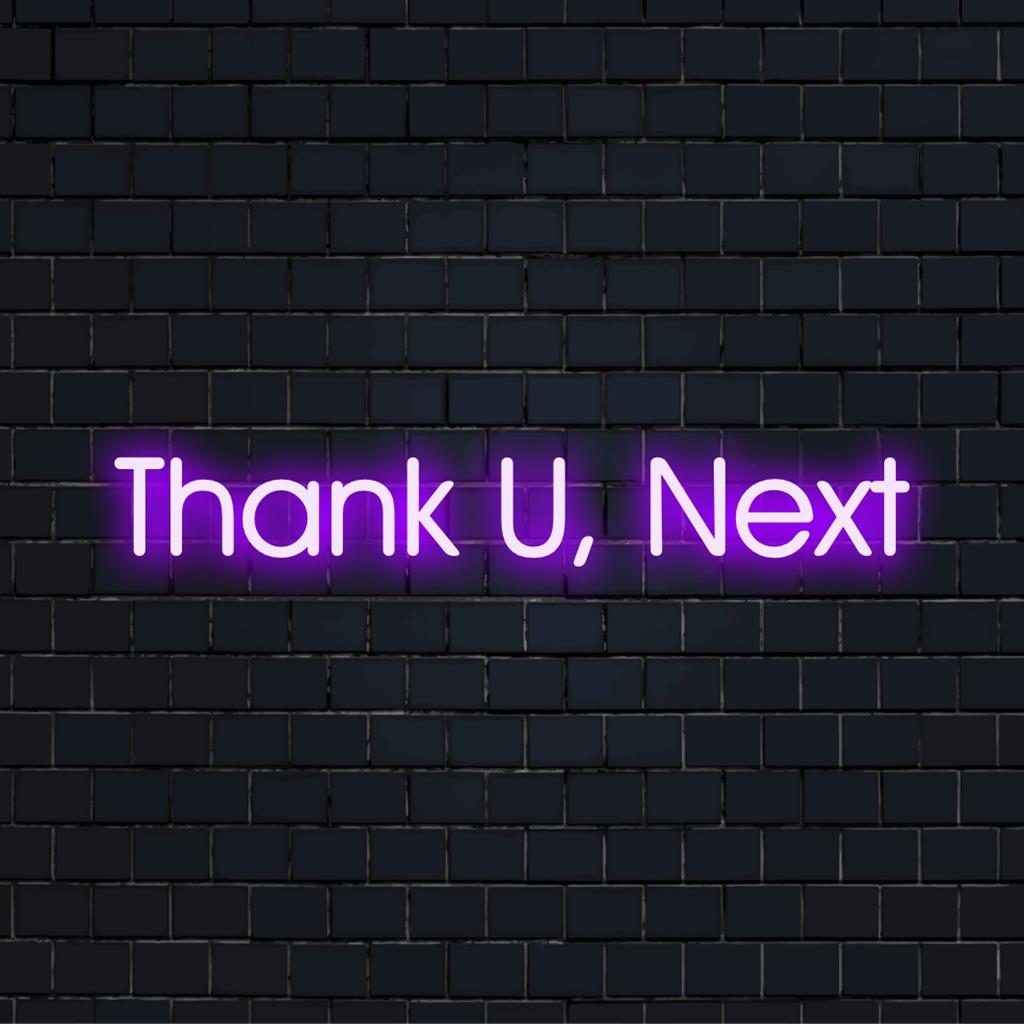 Mittatilaustyönä valmistettu LED-neonkyltti, jossa on Kiitos U, Next kirkkaassa valotaideessa; täydellinen moderniin sisustukseen ja tunnelman kohoamiseen.