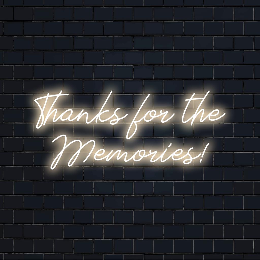 Mittatilaustyönä valmistettu LED-valokuva, jossa näkyy Kiitos muistoista! eloisa, hehkuva käsikirjoitus, joka kohottaa sisustustasi.