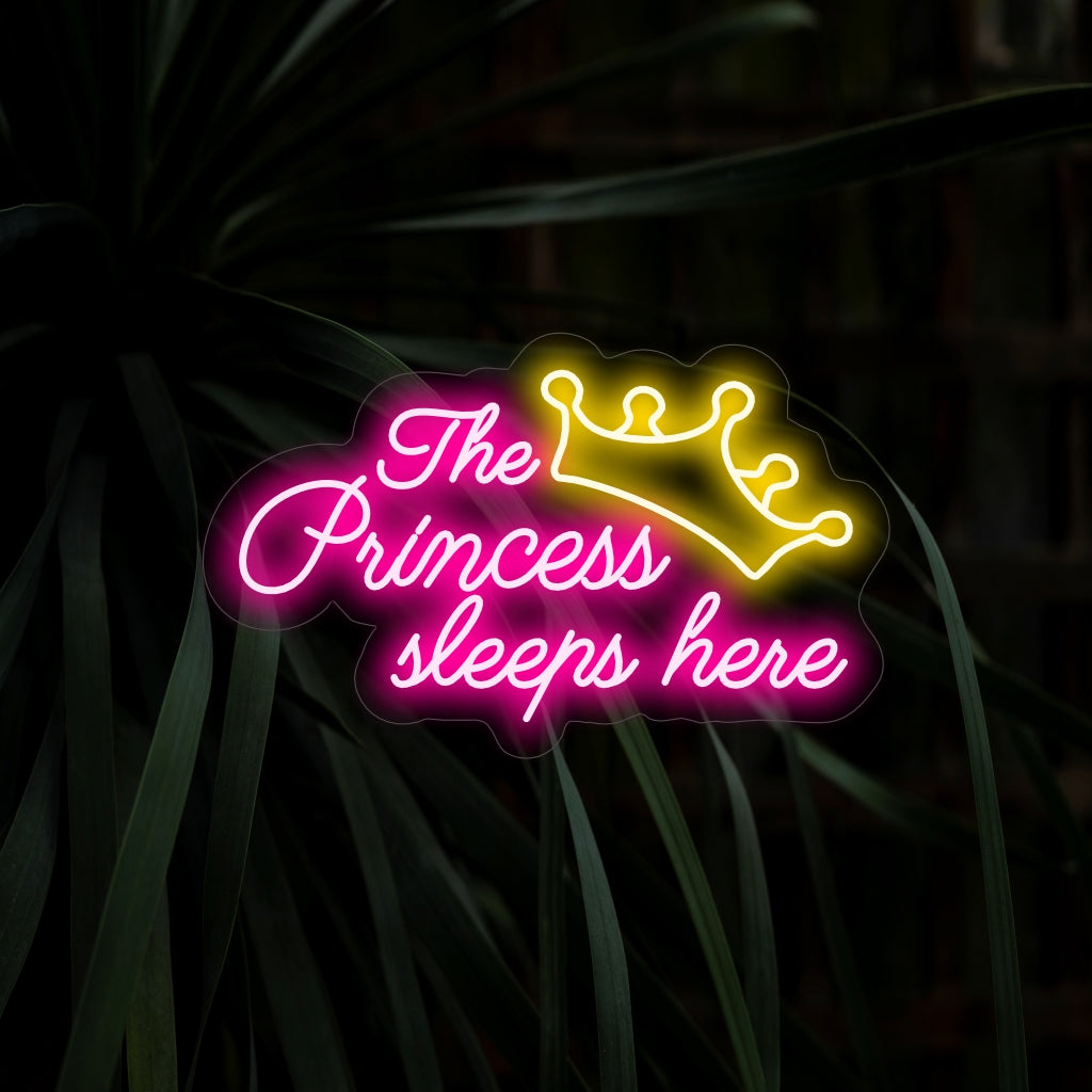 "The Princess Sleeps Here Neon Sign" lumoaa viehättävällä julistuksellaan, luoden pehmeän hehkun, joka lisää satumainen taikuutta tilaan.