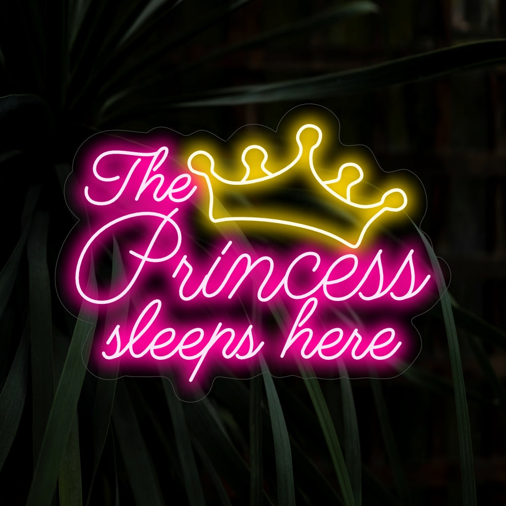 "The Princess Sleeps Here Neon Sign" on viehättävä julistus pehmeällä hehkulla, joka luo lumoavan ilmapiirin, joka sopii kuninkaallisille.
