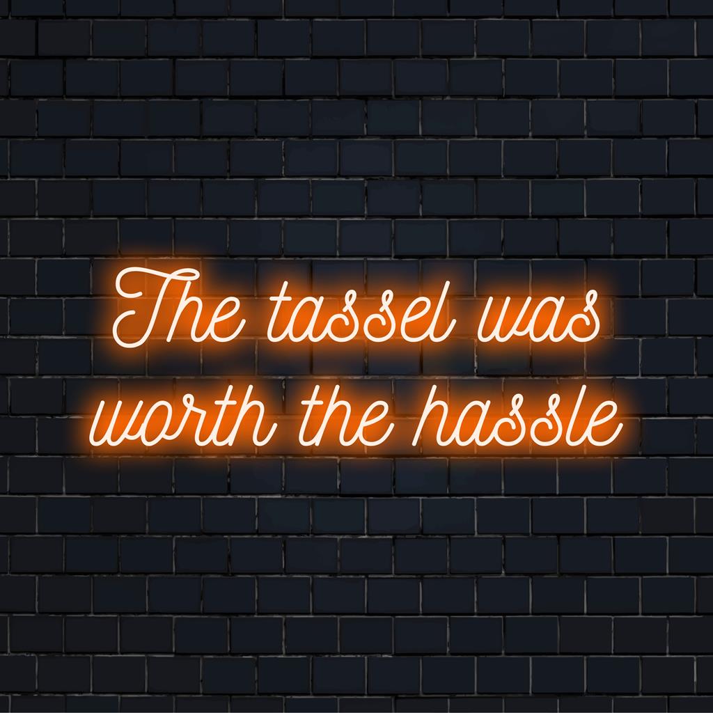 Mittatilaustyönä valmistettu LED-valokyltti, jossa on lause: Tupsu oli vaivan arvoinen. Juhlallinen neonlainaustaideteos.