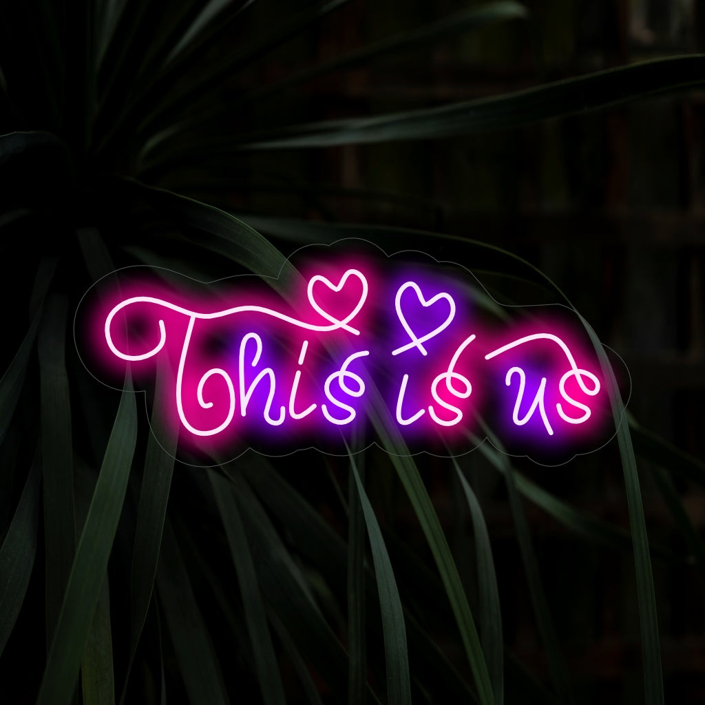 "This Is Us Neon Sign" ilmentää yhtenäisyyttä sentimentaalisella viestillään, joka luo lämpimän hehkun, joka luo yhteyden ja yhteenkuuluvuuden ilmapiirin tilaan.
