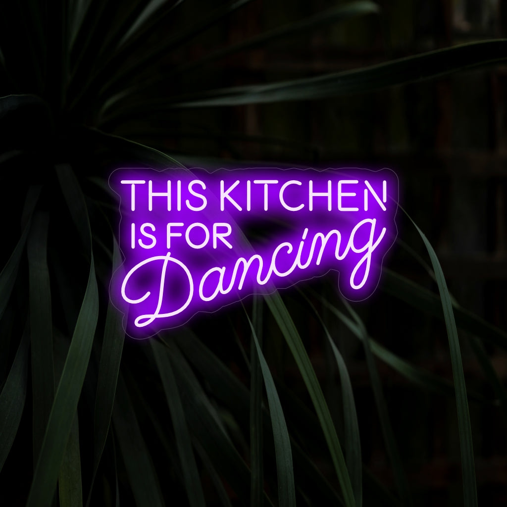 "This Kitchen Is For Dancing Neon Sign" lisää eloisuutta leikkisällä viestillään luoden eloisan hehkun, joka kannustaa iloisiin hetkiin ja tanssimiseen keittiössäsi.