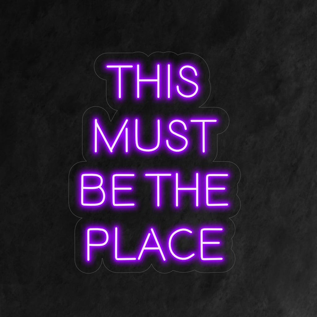 "This Must Be the Place Neon Sign" tuo nostalgiaa kutsuvalla viestillään, luoden lämpimän hehkun, joka juhlii tilasi mukavuutta ja tuttua erityistä paikkaa.