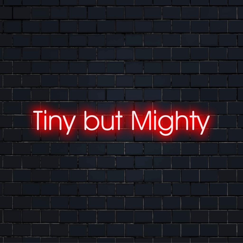 Eloisa, mukautettu LED-valokyltti, jossa on Tiny But Mighty, sopii erinomaisesti rohkean ilmeen lisäämiseen mihin tahansa huoneeseen.