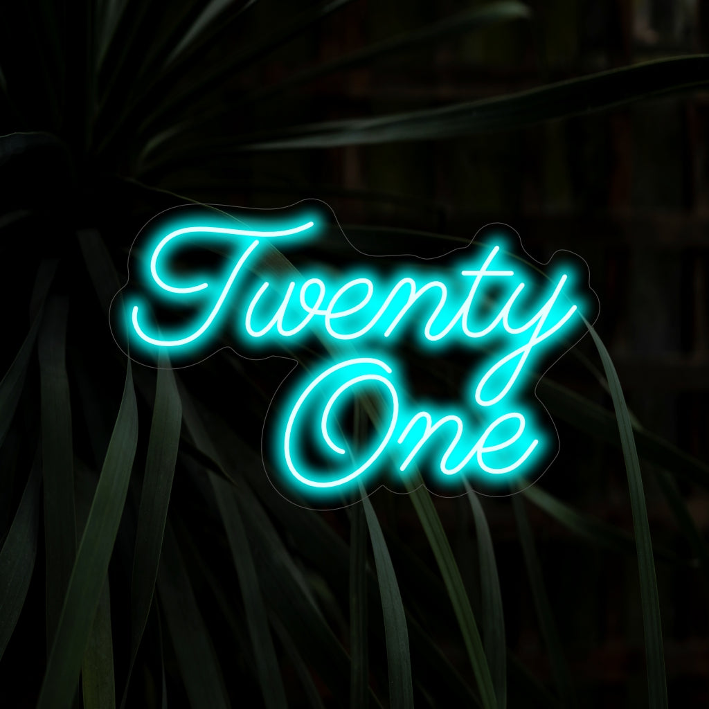 "Twenty One Neon Sign" tuo modernin kosketuksen sulavilla numeroilla ja luo viileän hehkun, joka luo tyylikkään ja nykyaikaisen tunnelman tilaan.