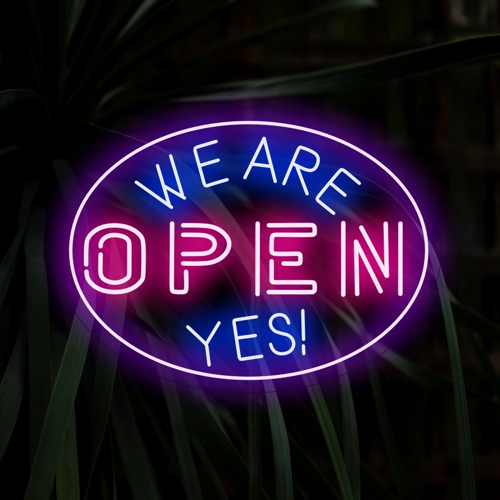 "We Are Open Yes! Neon Sign" säteilee innostusta myönteisellä hehkullaan, luoden tilaan energisen ja kutsuvan ilmapiirin.