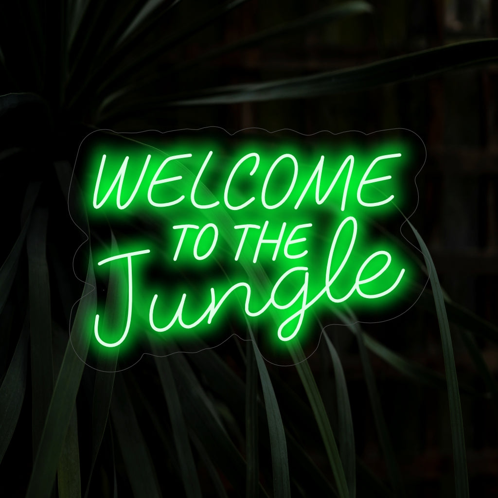 "Welcome To The Jungle Neon Sign" herättää viidakon kesyttämättömän kauneuden eloon sen eloisalla hehkulla, luoden tilaan jännityksen ja seikkailun tunnelman.