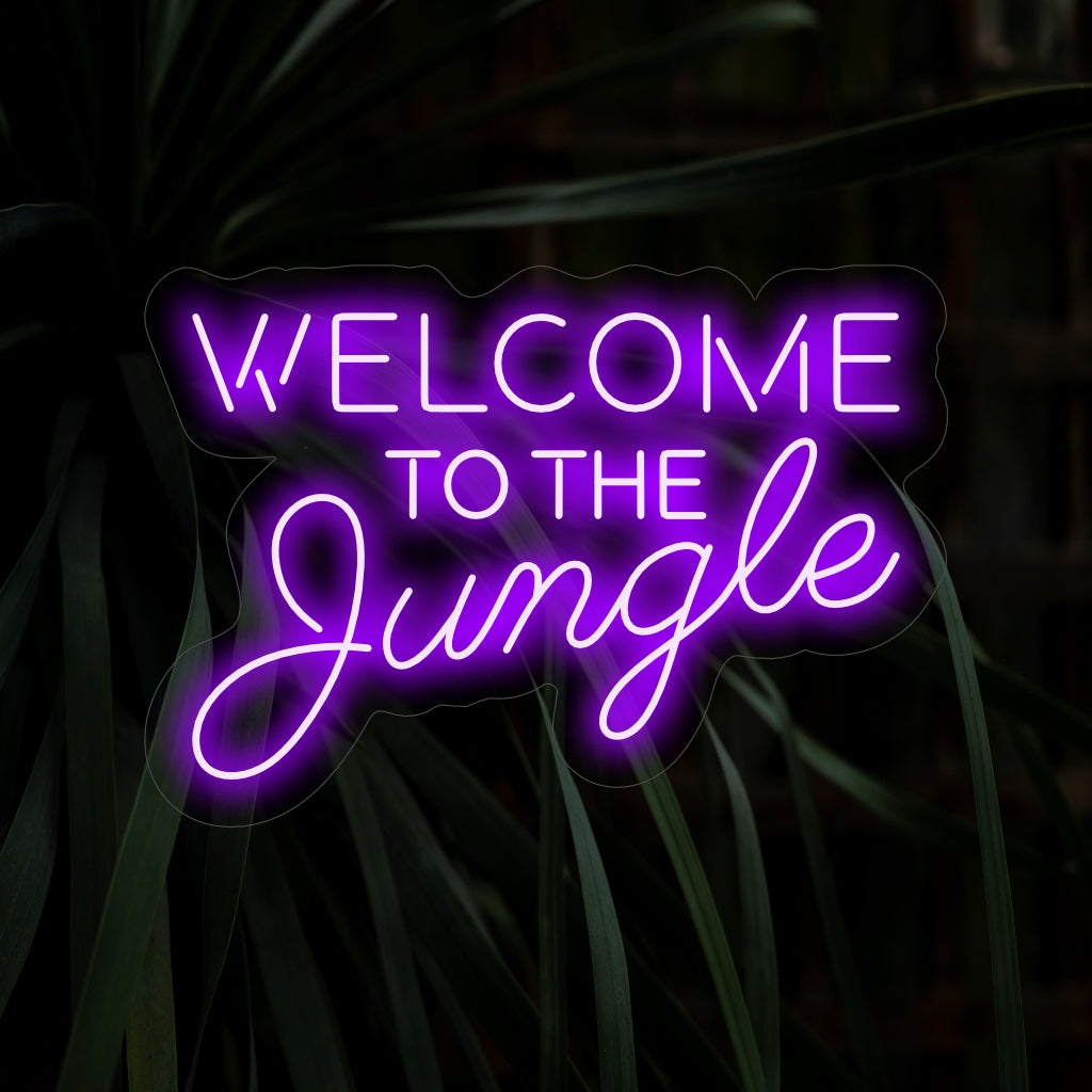 "Welcome To The Jungle Neon Sign" tuo viidakon kesymättömän kauneuden eksoottisella hehkullaan luoden villin ja seikkailunhaluisen tunnelman tilaan.