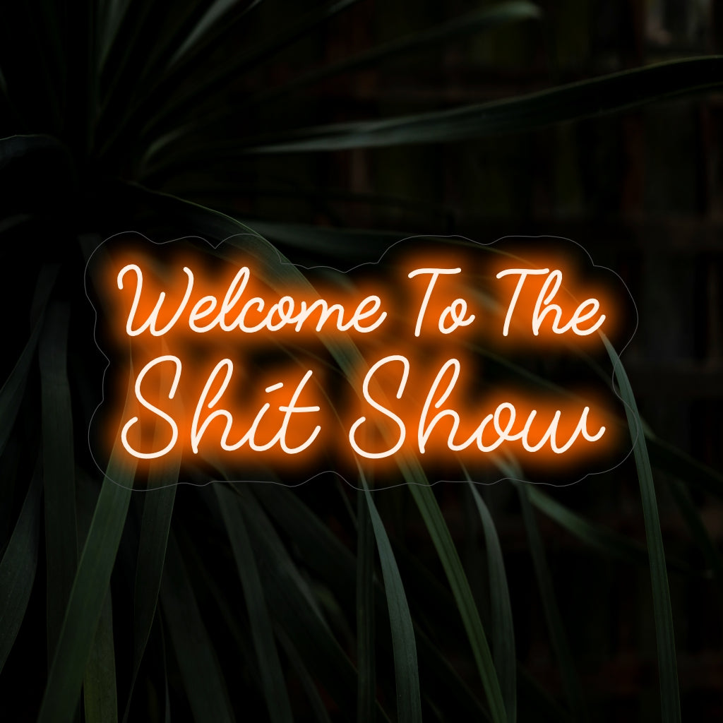 "Welcome To The Shit Show Neon Sign" lisää leikkisää ja humoristista silausta tilaan röyhkeällä hehkullaan, joka sisältää elämän kaoottiset ja arvaamattomat hetket.