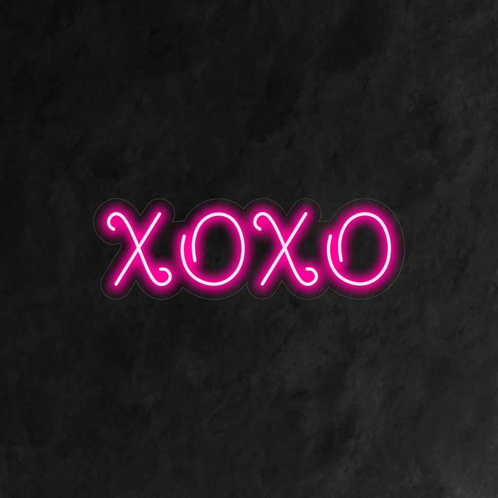 "XOXO Neon Sign" on romanttinen ja hellä lisä sisustukseen. Neonvalo, joka symboloi halauksia ja suukkoja luoden rakastavan tunnelman.