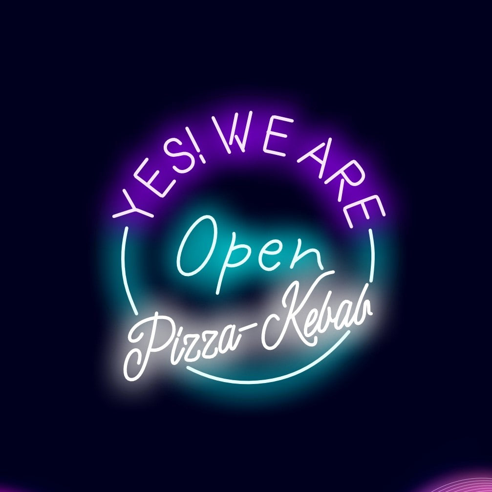 "Yes! We Are Open Pizza Kebab Neon Sign" - Eloisa neonkyltti, joka toivottaa vieraat tervetulleiksi nauttimaan herkullisista pizzoista ja kebabeista.