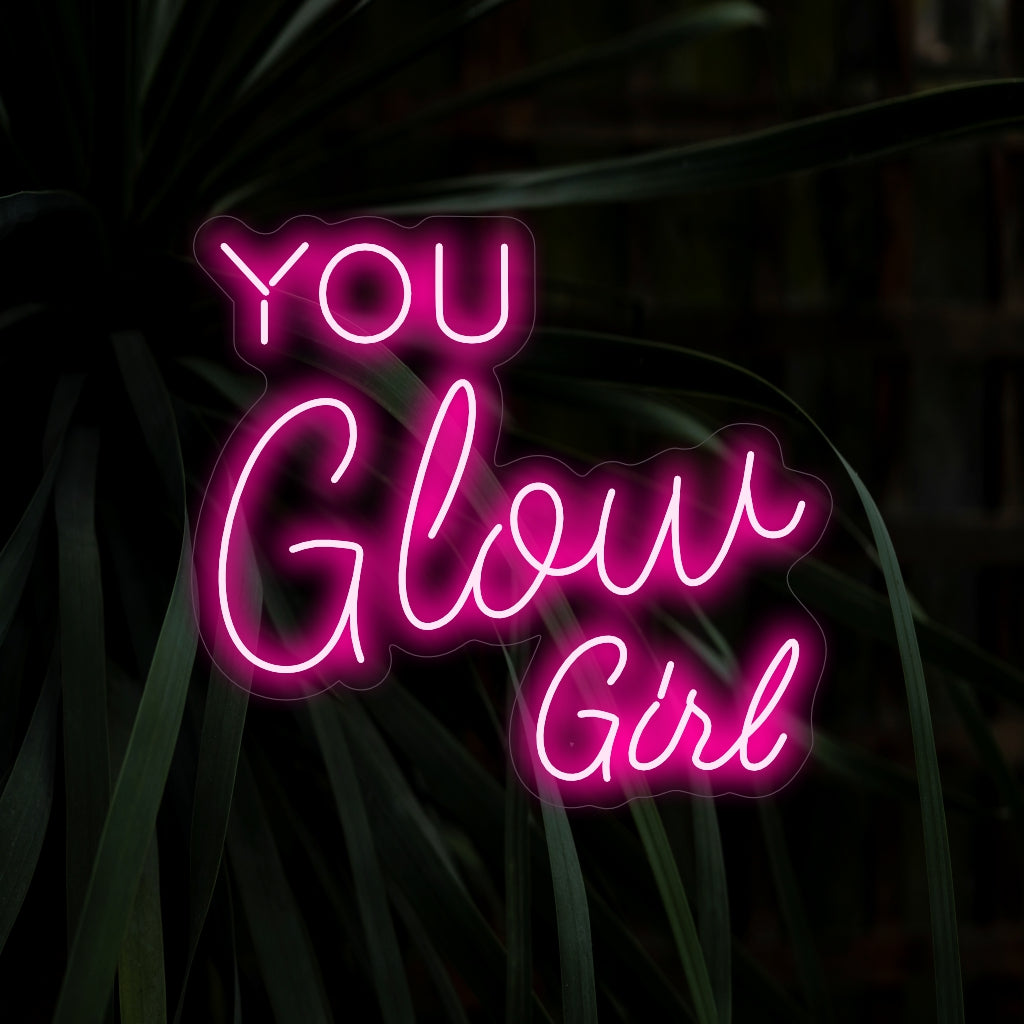 "You Glow Girl Neon Sign" - Valokyltti, joka juhlii luottamusta ja positiivisuutta eloisalla ja kohottavalla hehkulla.