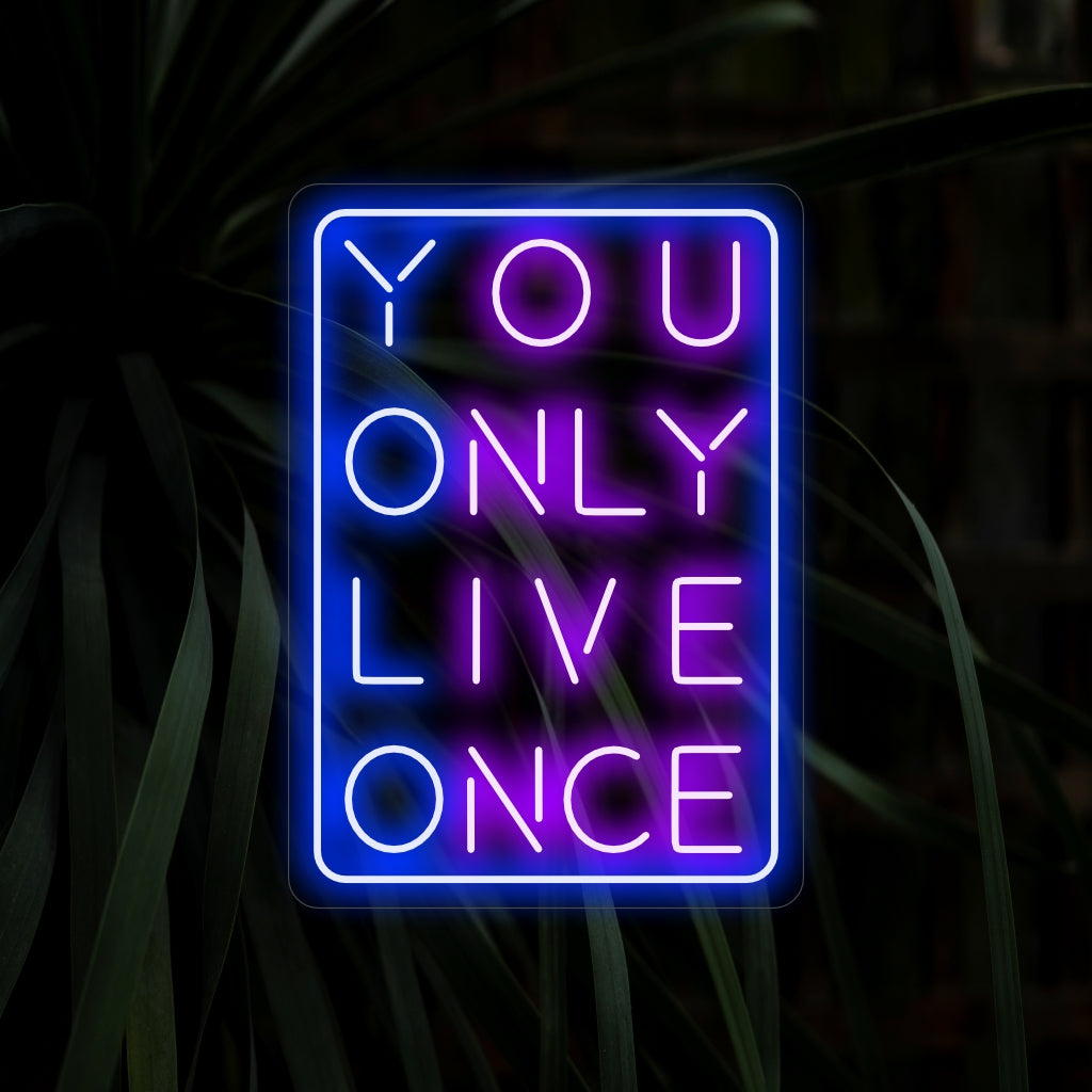 "You Only Live Once Neon Sign" huokuu eloisaa ja huoletonta hehkua luoden tunnelman, joka juhlistaa elämän iloa täysillä tilassasi.