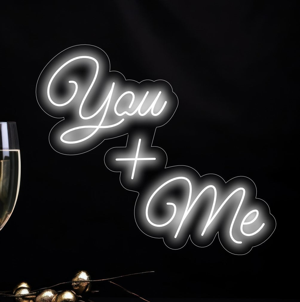 "You and Me Neon Sign" on romanttinen ja intiimi lisä sisustukseen. Neonvalo, joka juhlii kahden ihmisen välistä erityistä yhteyttä.