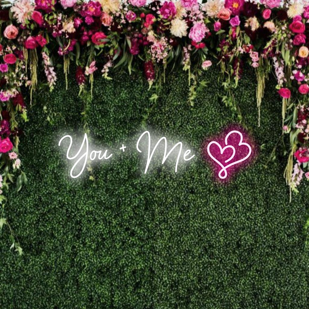 Räätälöity LED-valokyltti, jossa lukee You+Me, täydellinen ainutlaatuiseen neonseinätaideeseen tai yksilölliseen romanttiseen neonvalosisustukseen.